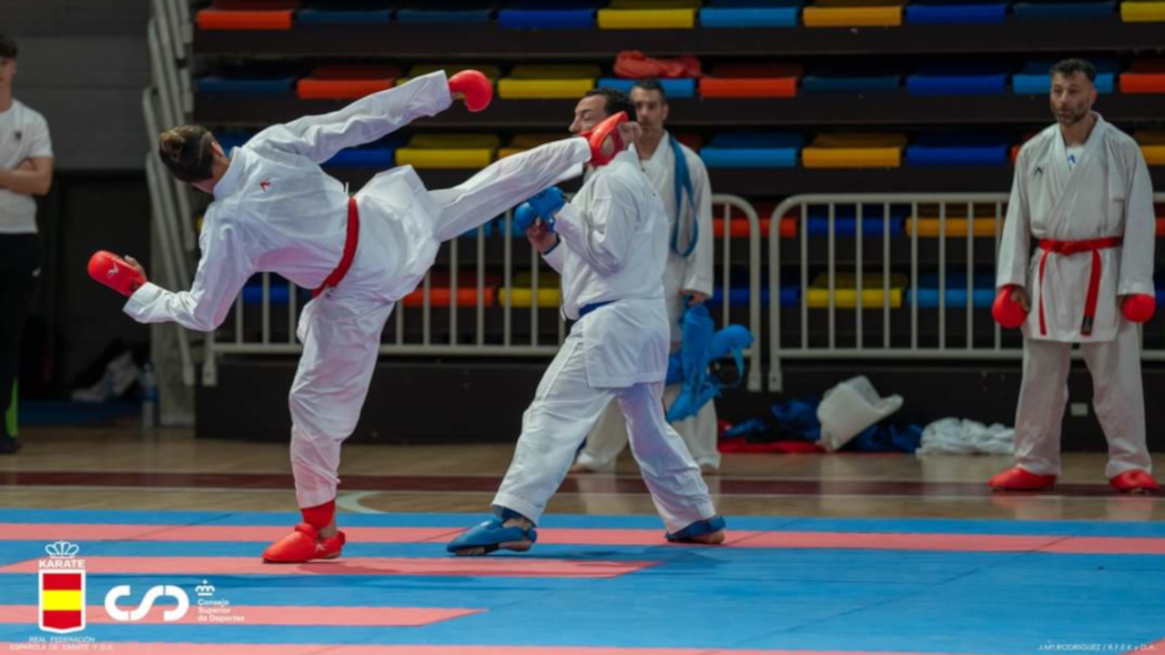 Imagen de Estudiantina Mallorca frente a Catedral de Palma en portada.jpg