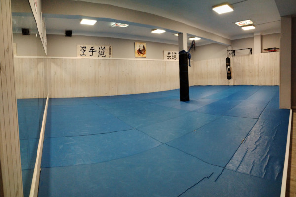 imagen de la fachada principal del centro de artes marciales y gimnasio Holistic Palma